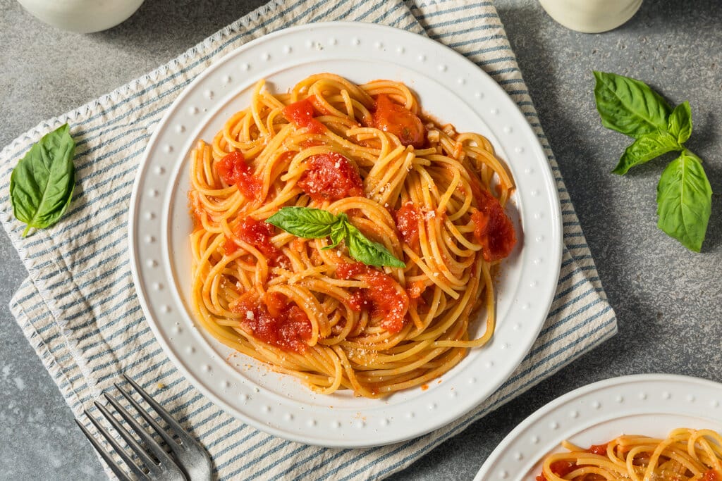 Włoski makaron spaghetti al pomodoro z pomidorami i bazylią
